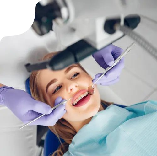 Jauna pacientė lanko odontologijos kliniką - profesionalus dantų gydymas