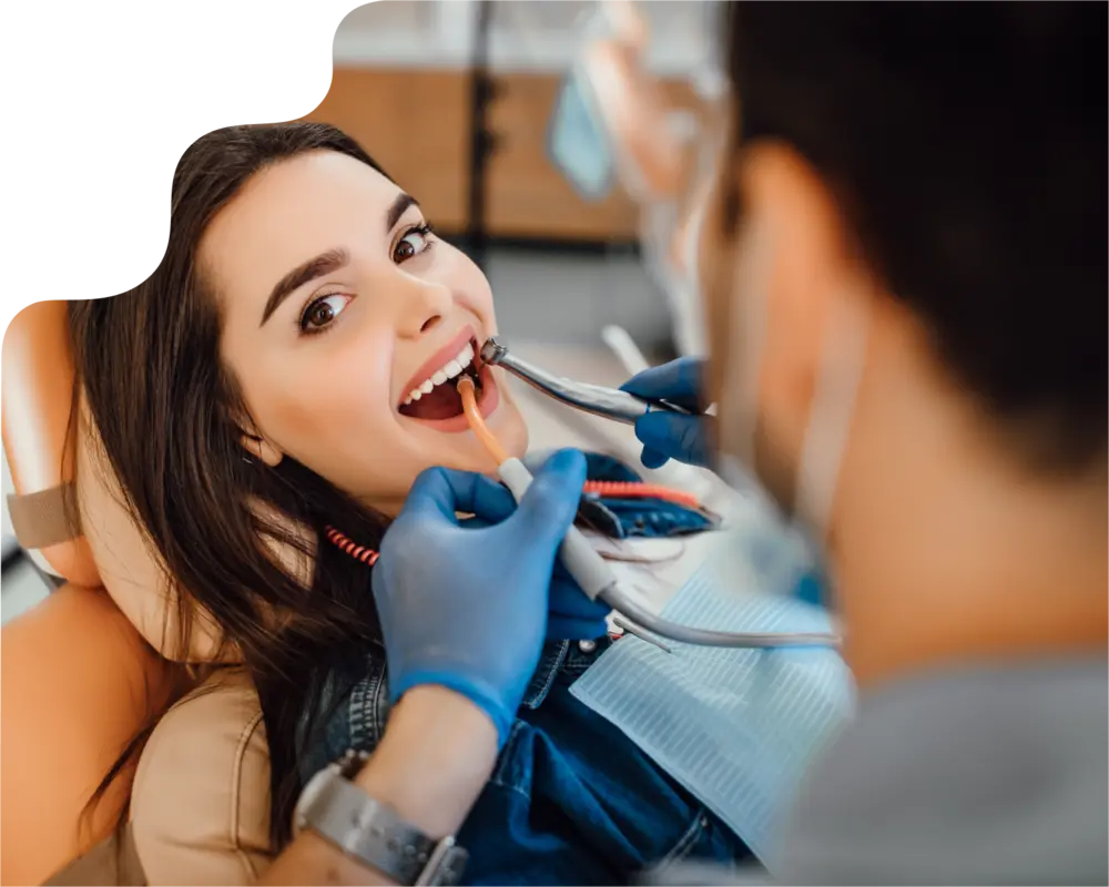 Laiminga pacientė po sėkmingo dantų gydymo - Laiminga Šypsena klinika